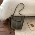 Borsa a secchiello minimalista in pelle scamosciata grigia con cuciture bianche e nappe - Senza Ciondolo / Verde