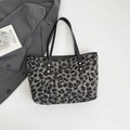 Sac fourre-tout élégant en peluche imprimé léopard gris et noir avec anses en cuir - Noir