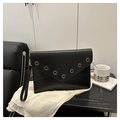 Elegante pochette a busta in pelle nera con borchie argentate e cinturino da polso - Nero
