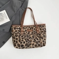 Sac fourre-tout léopard en fausse fourrure avec anses en cuir marron sur un bureau blanc - Marron
