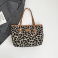 Sac fourre-tout chic imprimé léopard avec anses en cuir marron et logo doré élégant - Kaki