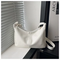 Detalle de textura de cuero PU blanco con herrajes dorados en bolso de hombro minimalista - Blanco