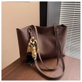 Dunkelbraune große Tragetasche mit Kontrastnähten und Seidenschal-Accessoire - Kaffeebraun