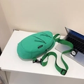 Vielseitige grüne Crossbody-Brusttasche mit mehreren Schichten und Laptop auf dem Tisch - Grün