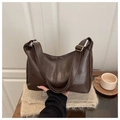 Detalle de la textura de cuero sintético marrón oscuro en este elegante bolso de hombro retro - café