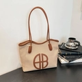 Schicke beige gewebte Tragetasche mit braunem Ledergriff und großem Logo-Detail - Khaki