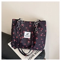 Borsa tote nera con stampa di ciliegie rosse e manico a catena argento per donne - Nero