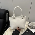 Bolso tote blanco minimalista de cuero con ojales plateados y correa de hombro - Blanco