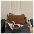 Dettaglio borsa baguette leopardata con trama scamosciata e borchie in metallo argentato - Marrone