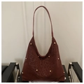 Bolso hobo burdeos con estampado de leopardo, tachuelas doradas y asa de hombro ancha - Rojo