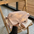 Borsa a tracolla minimalista in nylon rosa con ampia tracolla regolabile e tasca anteriore - Rosa