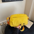 Borsa a tracolla in tela giallo brillante minimalista con multitasche e tracolla regolabile - Giallo Limone