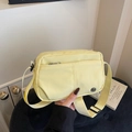Sac bandoulière minimaliste en nylon jaune clair avec poches et large sangle - Jaune