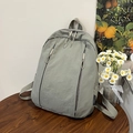 Minimalistischer salbeigrüner Nylon Rucksack mit Reißverschlüssen und Markenetikett - Grau