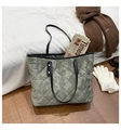 Elegante borsa tote trapuntata grigio-verde con manici in pelle nera e cuciture a rombi - Verde
