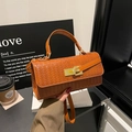 Sac à main chic en texture tressée marron pour femme avec boucle dorée et bandoulière - Marron