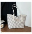 Dettaglio di una borsa tote grande con stampa lettera M grigia e ornamento in metallo dorato - Bianco