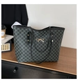 Dettaglio della borsa tote nera con motivo jacquard M e ciondolo a fiocco dorato - Nero