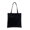 Bolso tote negro minimalista con textura de pliegues verticales y elegante botón dorado - Negro