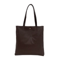 Bolso tote minimalista marrón oscuro con textura plisada y hebilla de metal dorado - Marrón