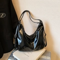 Sac hobo noir brillant à l'aspect plissé avec des détails métalliques argentés - Noir