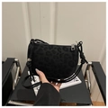 Borsa a tracolla nera a mezzaluna con trama leopardata opaca e tracolla sottile - Nero