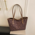 Große Shopper-Tasche mit Leopardenmuster, braunen Ledergriffen und Goldnieten - Braun