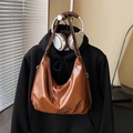 Sac hobo marron en cuir avec pompon et bandoulière réglable pour un style décontracté - Marron