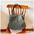 Detail van de grijsgroene shopper met suèdetextuur en verticale naad op houten stoel - Grijsgroen (Stijl 1)