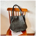 Detail van een donkergrijze shopper van geborsteld kunstleer op vintage houten stoel - Donkergrijs (Stijl 3)