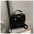 Détail du sac à dos léopard noir avec clous dorés et fermeture à rabat magnétique - Noir Sans Pendentif