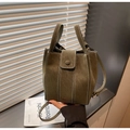 Bolso cubo minimalista de ante verde oscuro con costuras blancas y correa larga de hombro - Verde