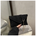 Bolso bandolera tipo sobre negro minimalista con cadena dorada y acabado de textura mate - Negro
