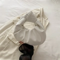 Bolso de mano de nube plisado blanco minimalista con asa anudada de cuero vegano - Blanco