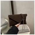 Bolso bandolera tipo sobre marrón chocolate elegante con cadena dorada y mate - café