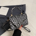 Borsa a tracolla alla moda con stampa leopardata nera e grigia e dettagli dorati - Nero