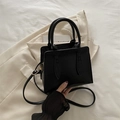 Borsa a tracolla minimalista nera con doppi manici e dettagli in metallo dorato - Nero