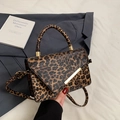 Borsa a spalla leopardata chic con finiture dorate e tracolla regolabile - Marrone