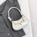 Sac sous le bras beige demi-lune avec chaîne argentée et breloques en perles - Blanc