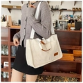 Dettaglio della borsa tote in velluto a coste crema con manici in pelle marrone al caffè - Bianco latte