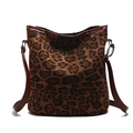 Borsa a secchiello retrò leopardata con finiture in pelle marrone e tracolla larga - Marrone
