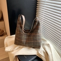 Klassische Hobo-Schultertasche aus Tweed mit Karomuster in Braun und Grün für den Herbst - Braun
