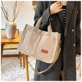 Vista dettagliata della borsa tote in velluto a coste beige con etichetta e trama a righe - Cachi