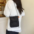 Vue détaillée du sac bandoulière noir en nylon avec fermeture éclair diagonale - Noir