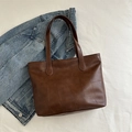 Bolso tote marrón con textura geométrica y tiras finas para el uso diario de las mujeres - Marrón