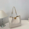 Minimalistische cremeweiße Tragetasche mit braunen Trägern und silberner Metallkette - Khaki