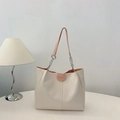 Cremefarbene Shopper-Tasche mit rosa-orangen Griffen und silbernen Metallketten - Rosa