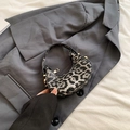 Piccola borsa a mezzaluna con stampa leopardata e dettagli metallici dorati - Nero