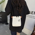 Sac bandoulière en toile blanche avec sangle tissée et détail orange au style workwear - Blanc