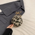 Mini borsa a sfera leopardata in ecopelliccia con manico ad anello decorato di strass - Cachi